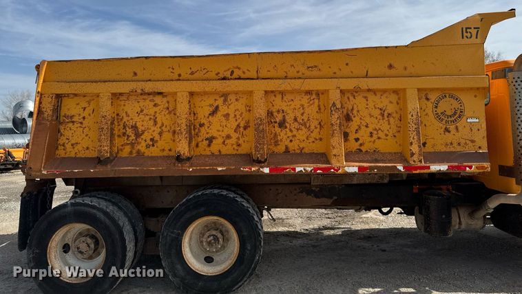 image for item EM3607 2001 International 4900 dump truck