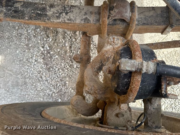 image for item EM3607 2001 International 4900 dump truck