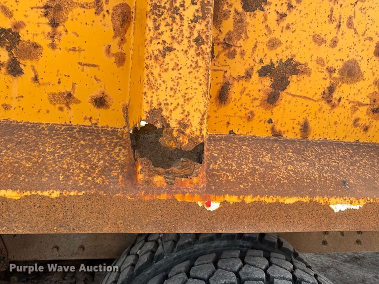 image for item EM3607 2001 International 4900 dump truck