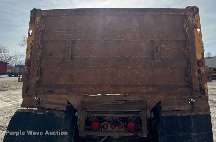 image for item EM3607 2001 International 4900 dump truck
