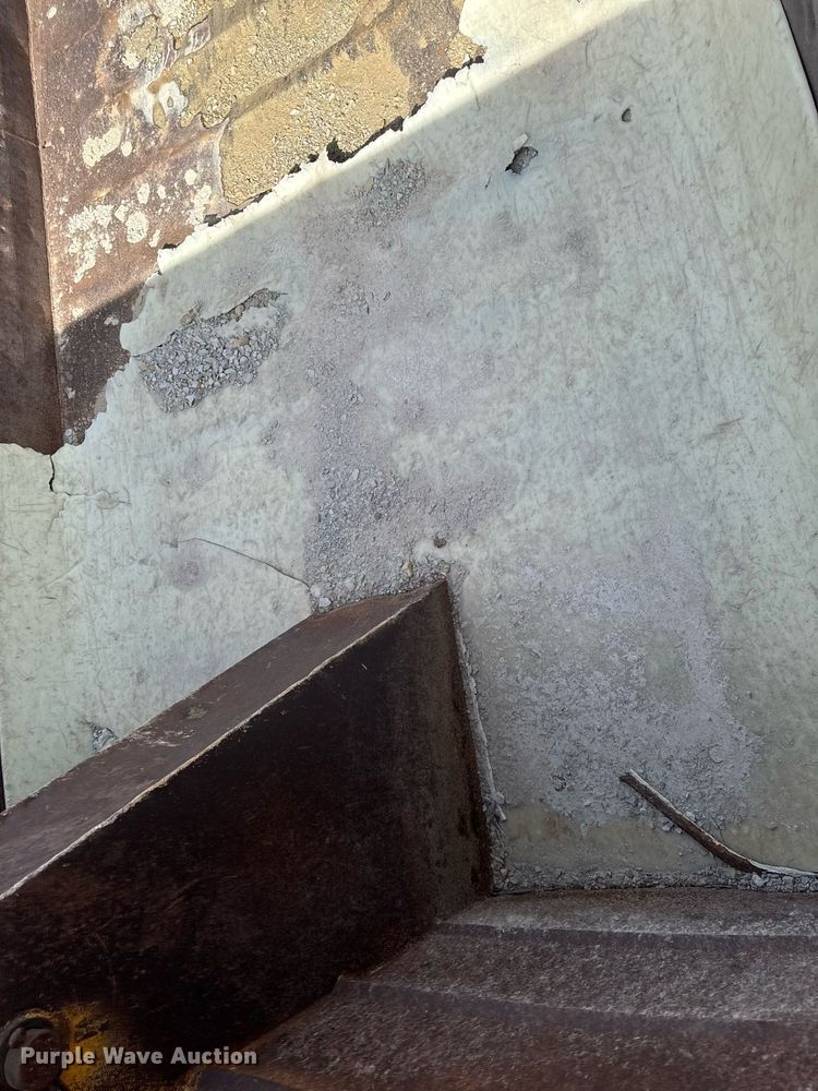 image for item EM3607 2001 International 4900 dump truck