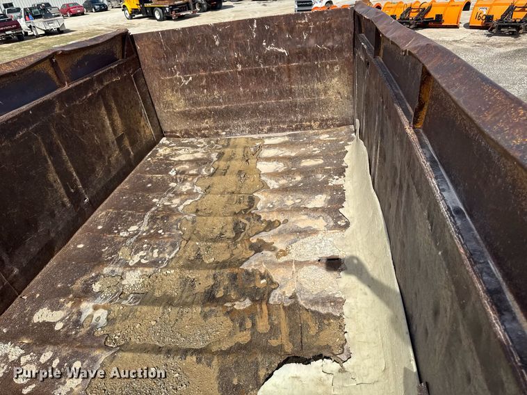 image for item EM3607 2001 International 4900 dump truck