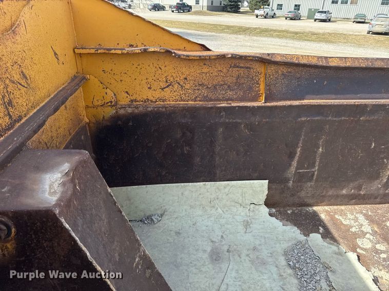 image for item EM3607 2001 International 4900 dump truck