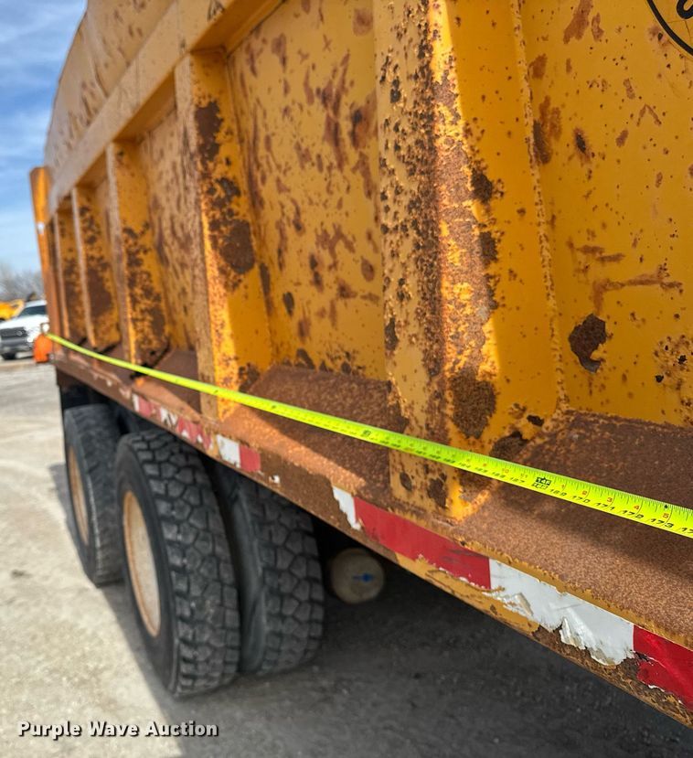 image for item EM3607 2001 International 4900 dump truck