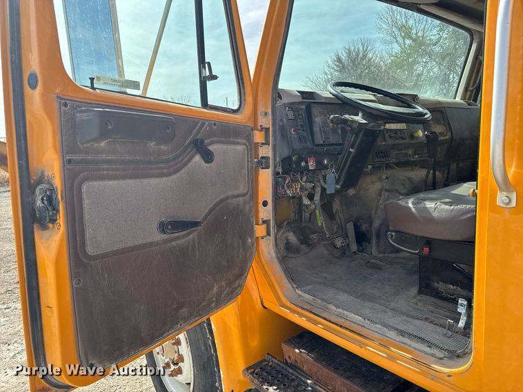 image for item EM3607 2001 International 4900 dump truck