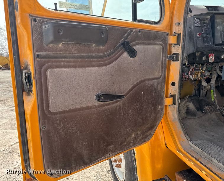 image for item EM3607 2001 International 4900 dump truck