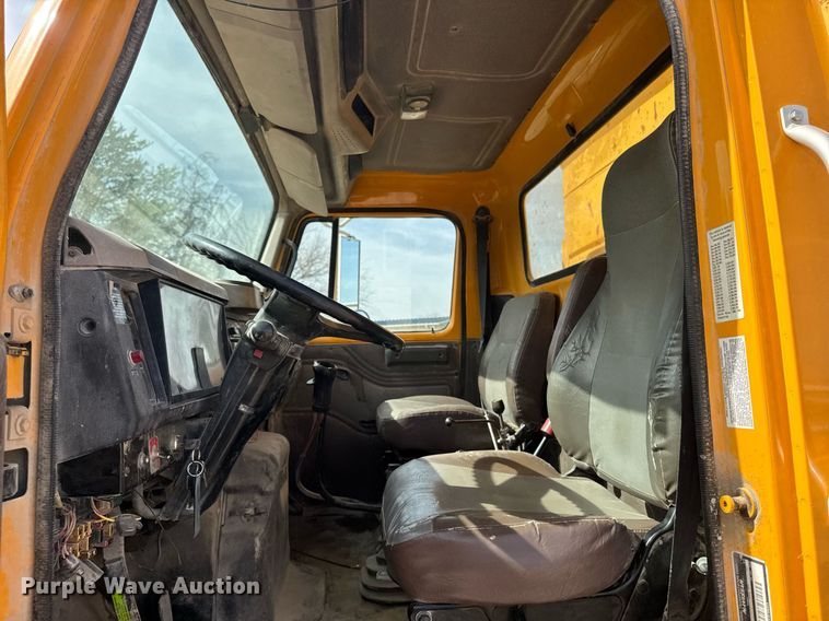 image for item EM3607 2001 International 4900 dump truck