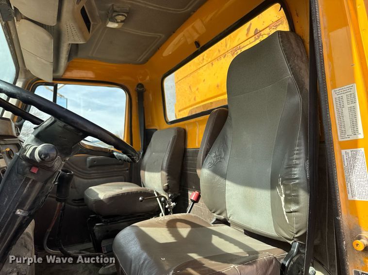 image for item EM3607 2001 International 4900 dump truck