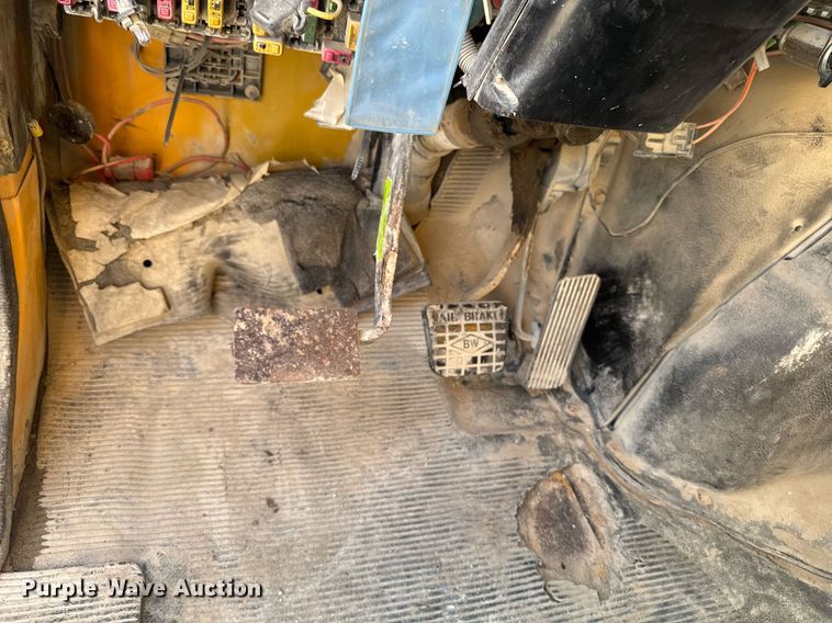 image for item EM3607 2001 International 4900 dump truck