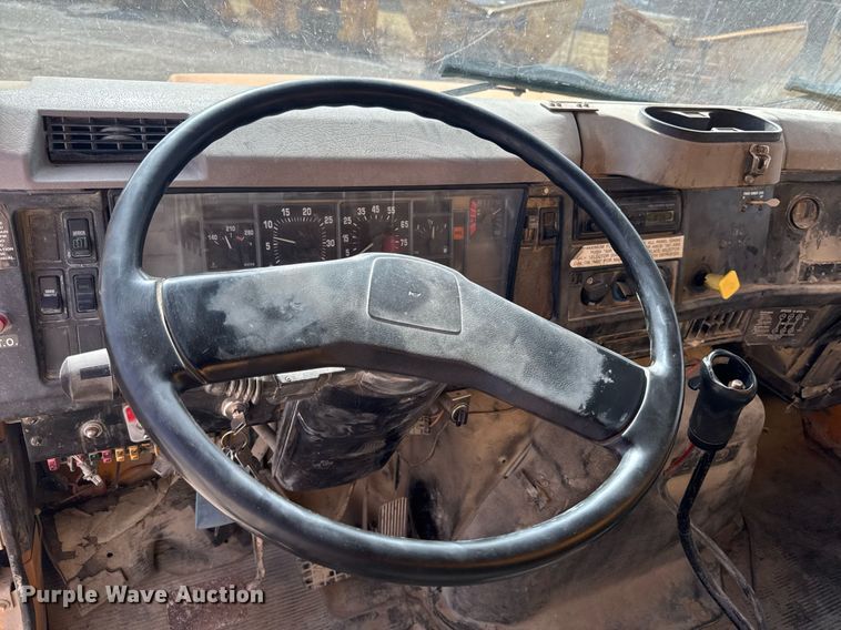 image for item EM3607 2001 International 4900 dump truck