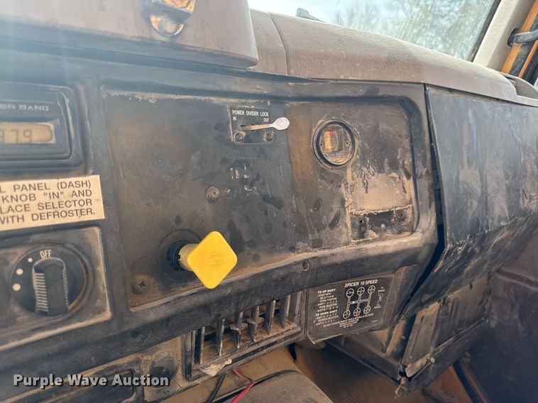 image for item EM3607 2001 International 4900 dump truck