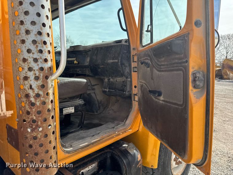 image for item EM3607 2001 International 4900 dump truck