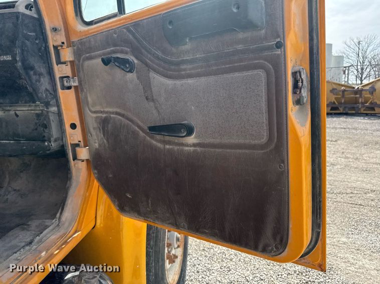 image for item EM3607 2001 International 4900 dump truck