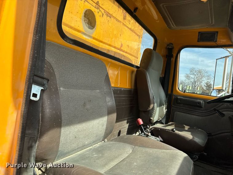 image for item EM3607 2001 International 4900 dump truck