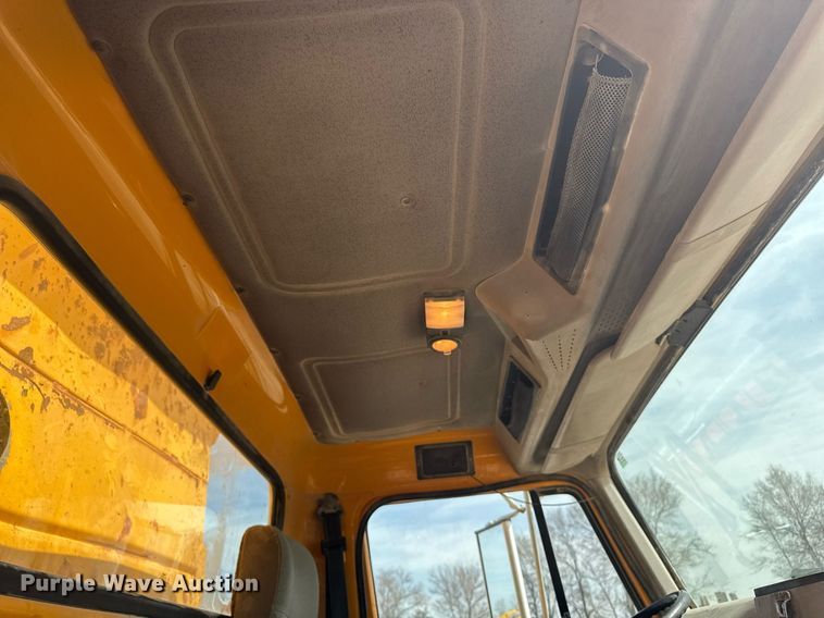 image for item EM3607 2001 International 4900 dump truck