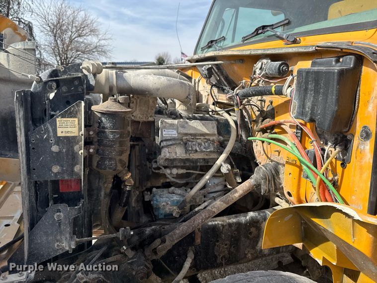 image for item EM3607 2001 International 4900 dump truck