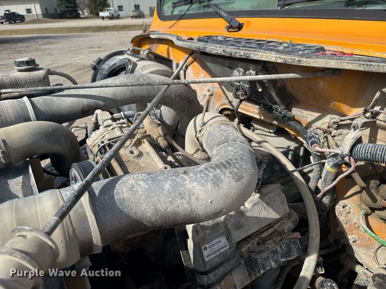 image for item EM3607 2001 International 4900 dump truck