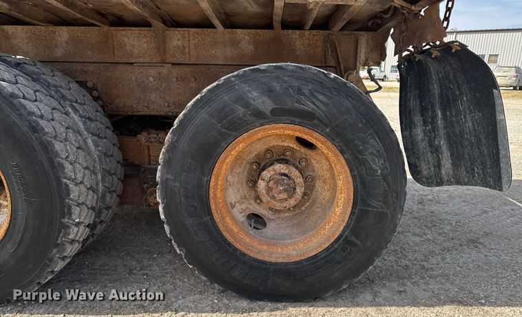 image for item EM3607 2001 International 4900 dump truck