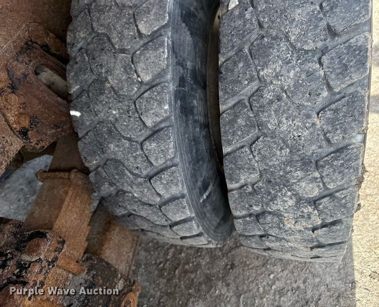 image for item EM3607 2001 International 4900 dump truck