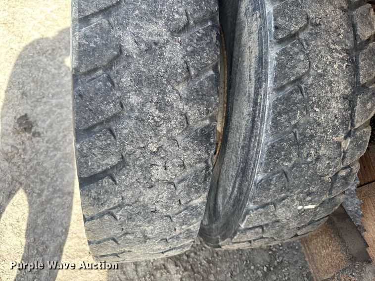 image for item EM3607 2001 International 4900 dump truck