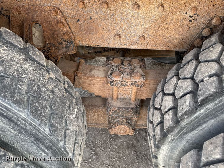 image for item EM3607 2001 International 4900 dump truck