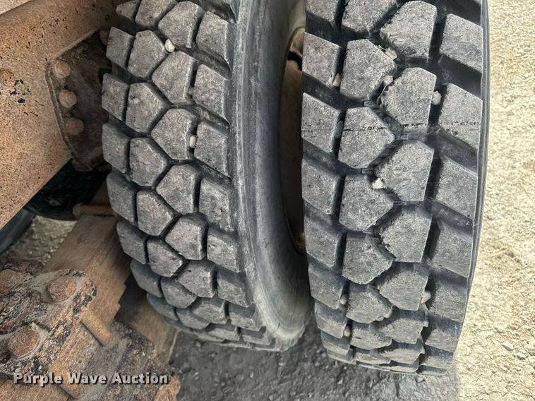 image for item EM3607 2001 International 4900 dump truck