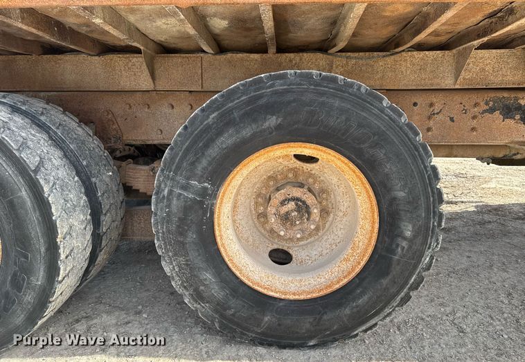 image for item EM3607 2001 International 4900 dump truck