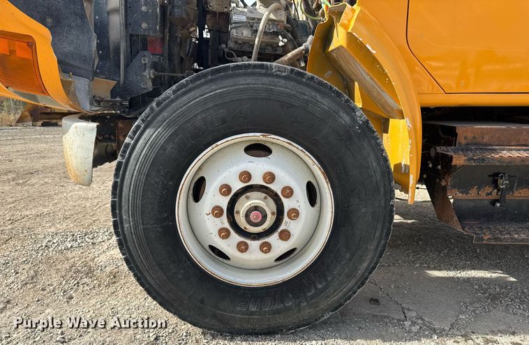 image for item EM3607 2001 International 4900 dump truck