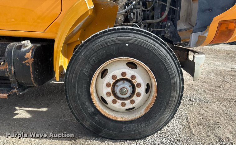 image for item EM3607 2001 International 4900 dump truck