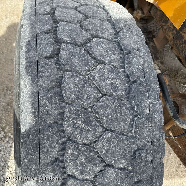 image for item EM3607 2001 International 4900 dump truck