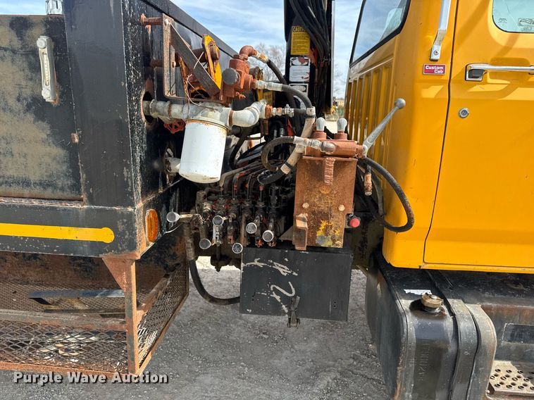 image for item EM3608 1992 Ford F800 crane truck