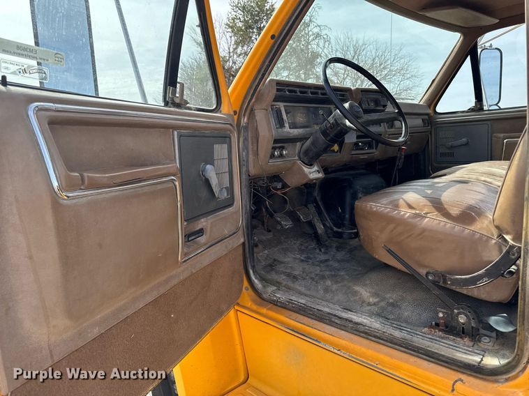 image for item EM3608 1992 Ford F800 crane truck