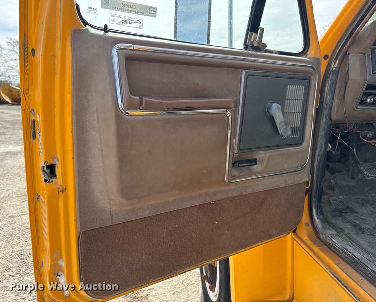 image for item EM3608 1992 Ford F800 crane truck