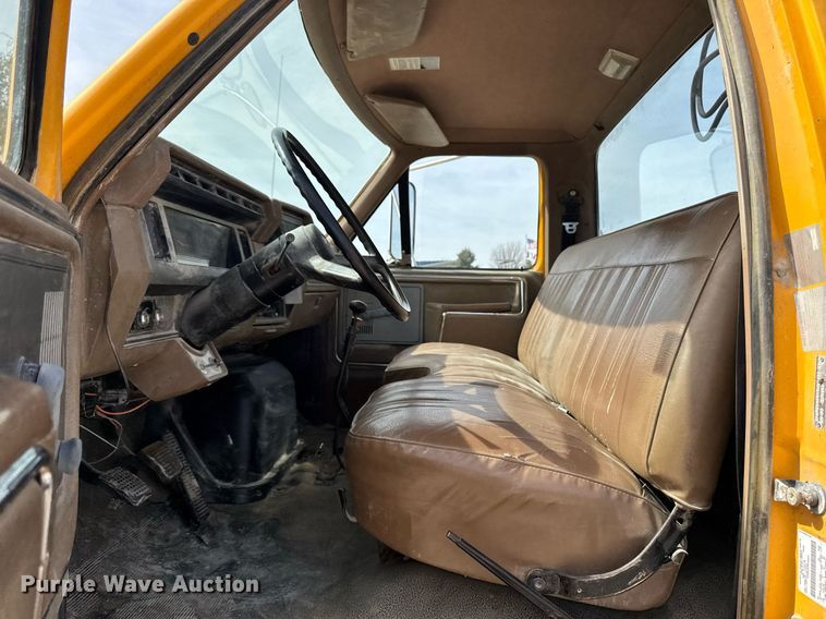 image for item EM3608 1992 Ford F800 crane truck