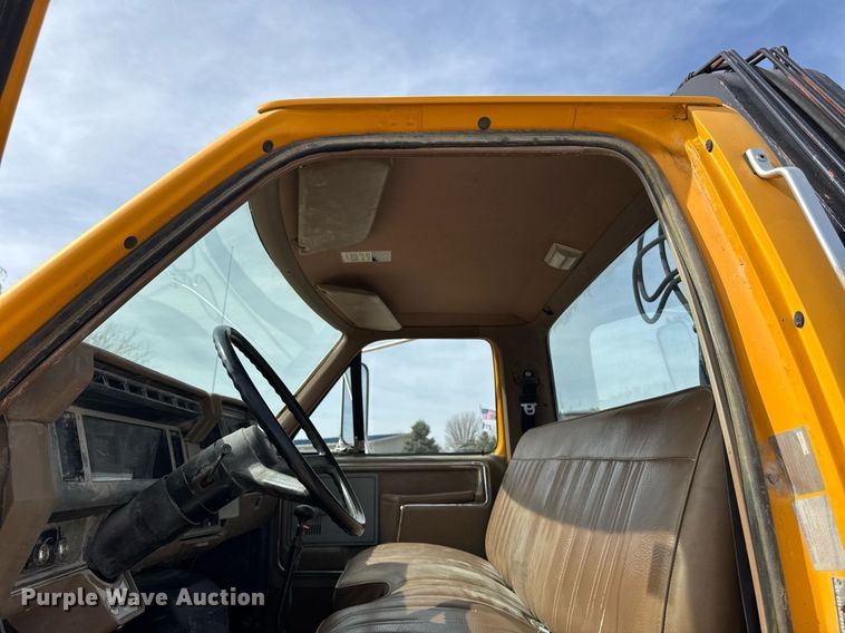 image for item EM3608 1992 Ford F800 crane truck