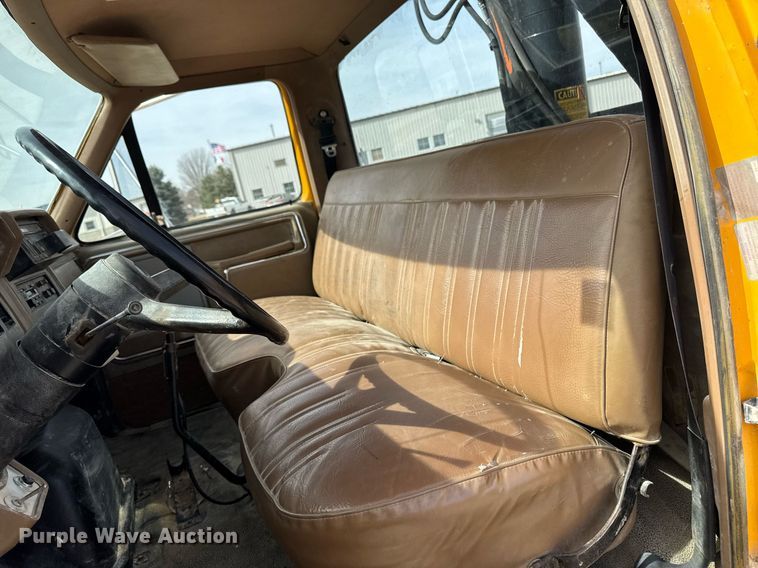 image for item EM3608 1992 Ford F800 crane truck