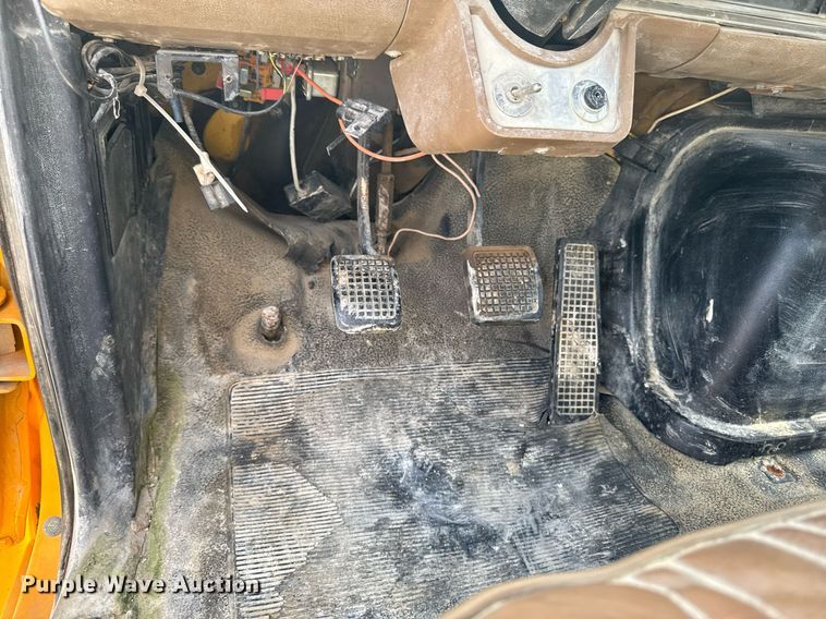 image for item EM3608 1992 Ford F800 crane truck