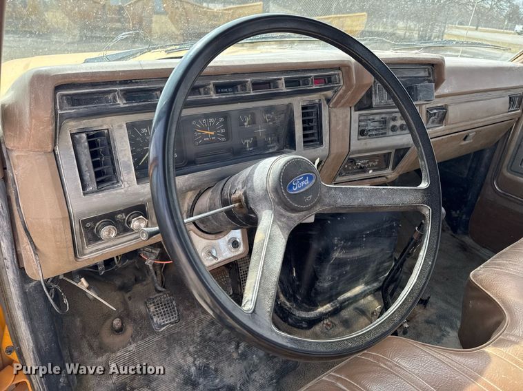 image for item EM3608 1992 Ford F800 crane truck