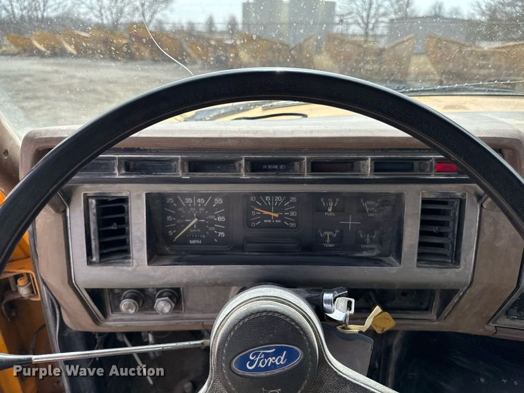 image for item EM3608 1992 Ford F800 crane truck