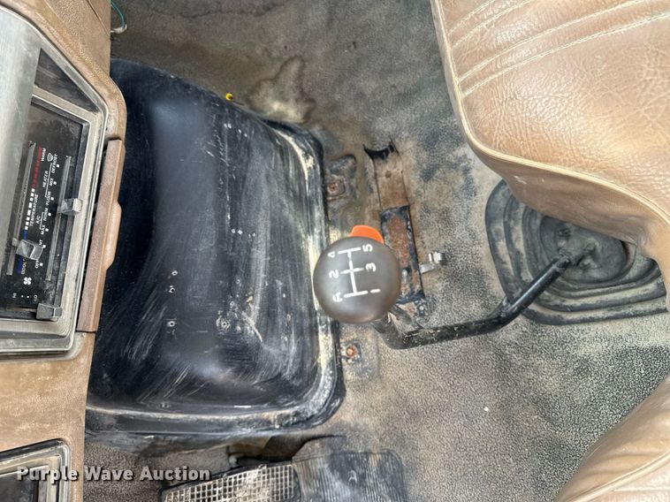 image for item EM3608 1992 Ford F800 crane truck