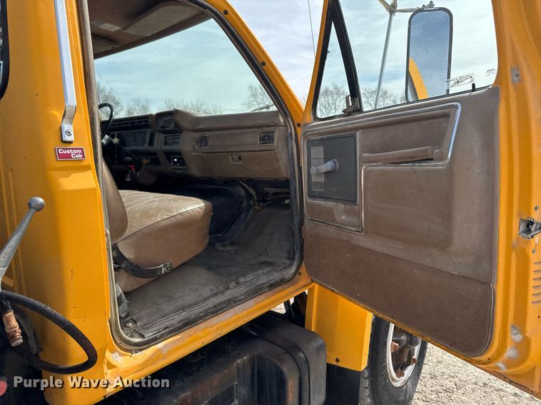 image for item EM3608 1992 Ford F800 crane truck