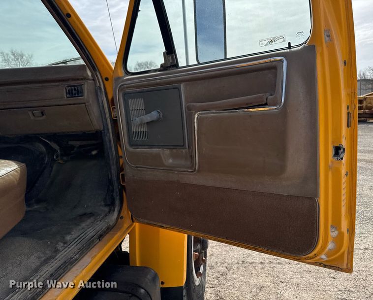 image for item EM3608 1992 Ford F800 crane truck