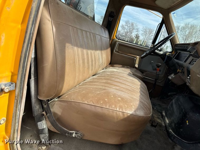 image for item EM3608 1992 Ford F800 crane truck