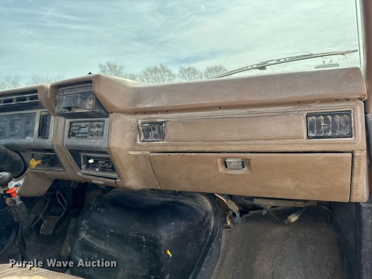 image for item EM3608 1992 Ford F800 crane truck