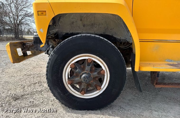 image for item EM3608 1992 Ford F800 crane truck