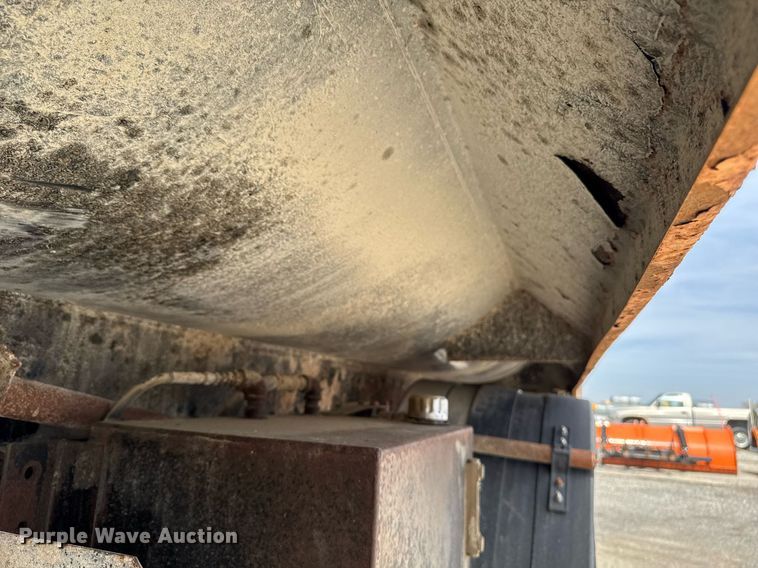 image for item EM3612 2002 International 2554  dump truck