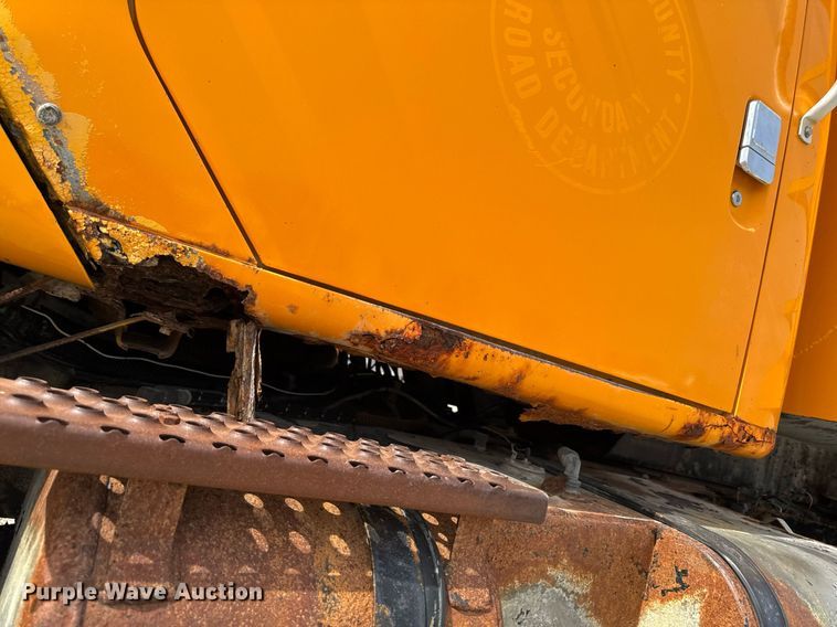 image for item EM3612 2002 International 2554  dump truck