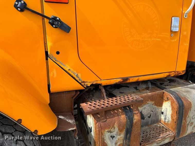 image for item EM3612 2002 International 2554  dump truck