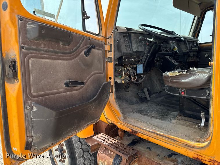 image for item EM3612 2002 International 2554  dump truck