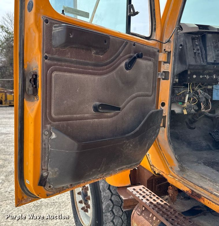 image for item EM3612 2002 International 2554  dump truck